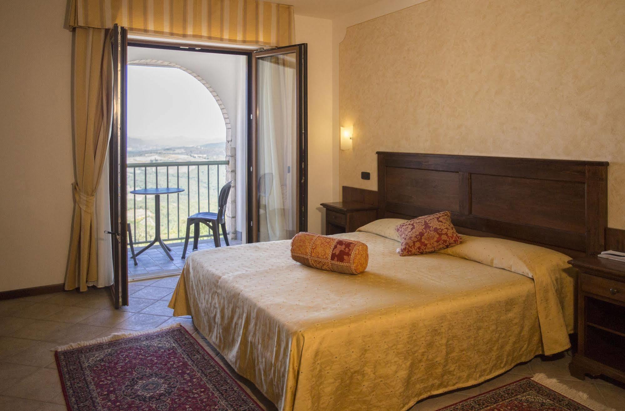 Hotel Ristorante Al Brunello Di Montalcino Buitenkant foto