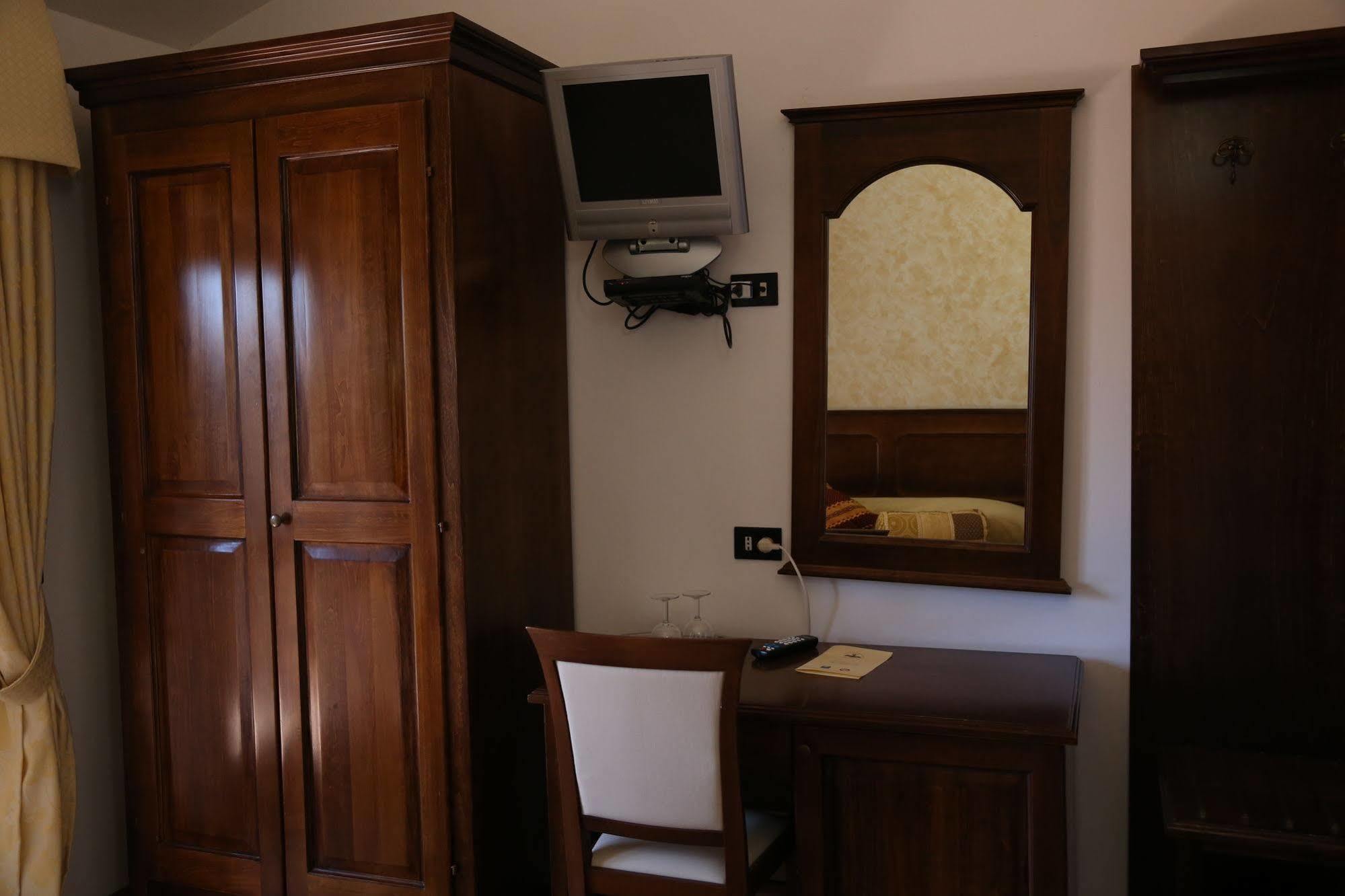 Hotel Ristorante Al Brunello Di Montalcino Buitenkant foto