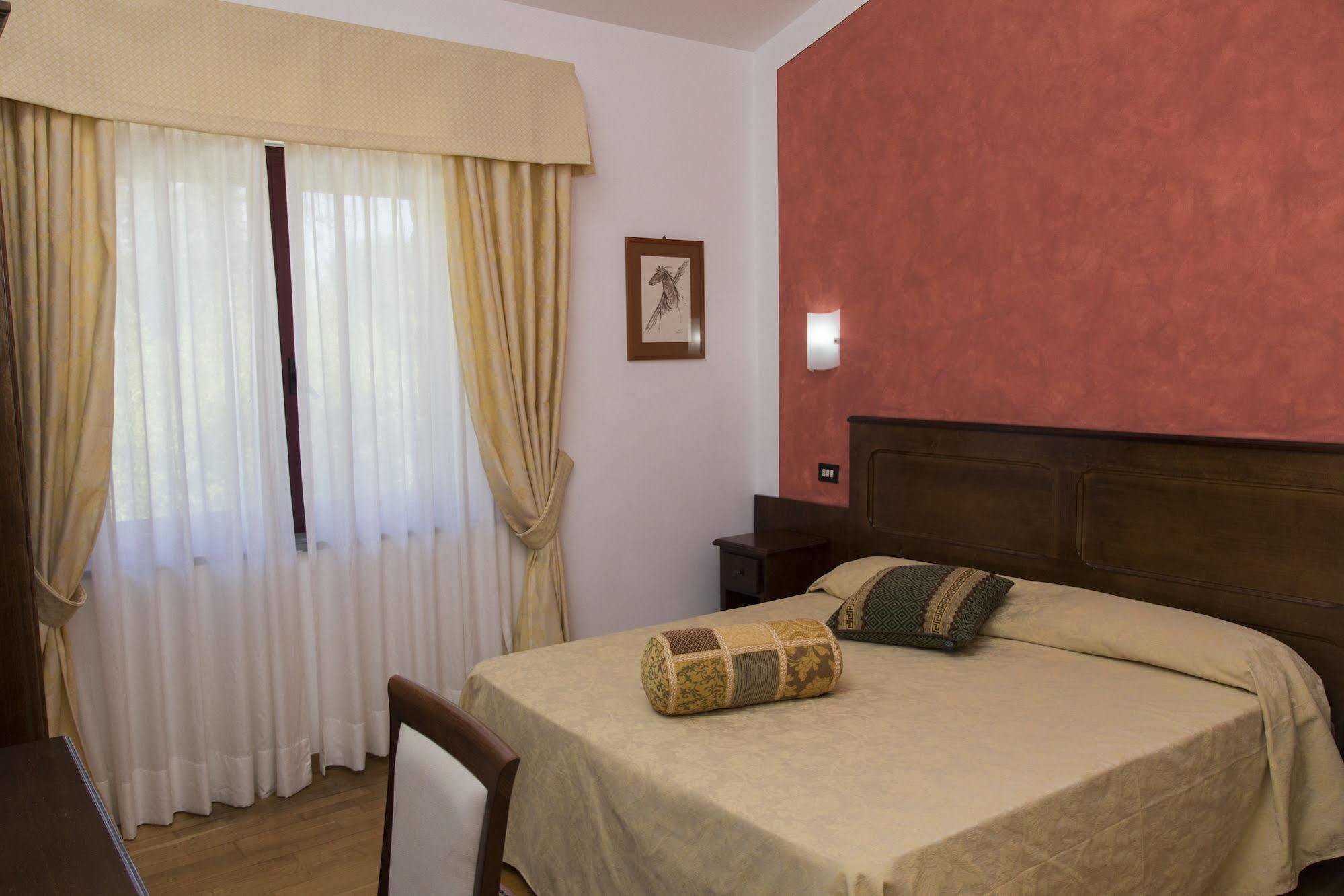 Hotel Ristorante Al Brunello Di Montalcino Buitenkant foto